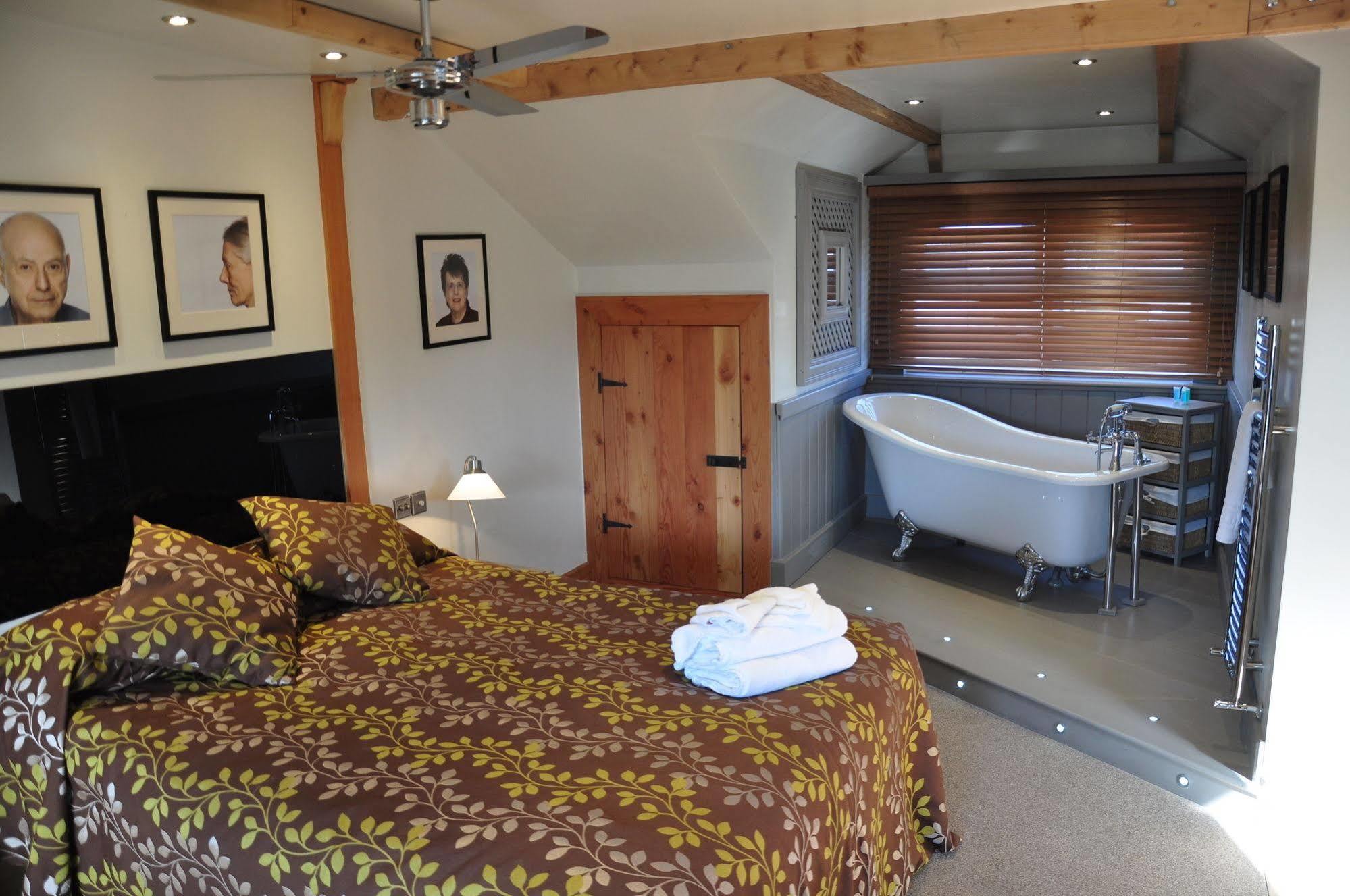 הרוגייט The Inn At Cheltenham Parade מראה חיצוני תמונה